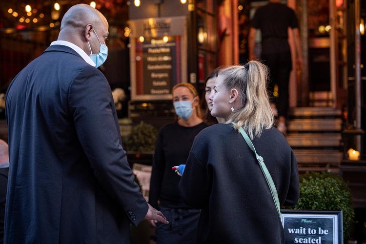 Mundbind og forsamlingsforbud. Det er to af de coronaknapper, som regeringen forventes at trykke på, når statsminister Mette Frederiksen (S) i aften holder pressemøde. Foto: Marius Renner/POLFOTO
