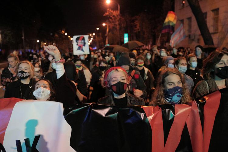   Demonstranter i Warszawa er gået på gaden i protest mod ændringer i abortlovgivningen i Polen. 
 Foto: Agencja Gazeta/Ritzau Scanpix