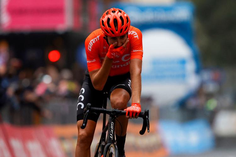 Et soloridt på 22 km er tilendebragt med succes, men den 27-årige tjekke Josef Cerny kan knap nok fatte, at sejren på 19. etape er i hus.
 Foto: Luca Bettini/Ritzau Scanpix