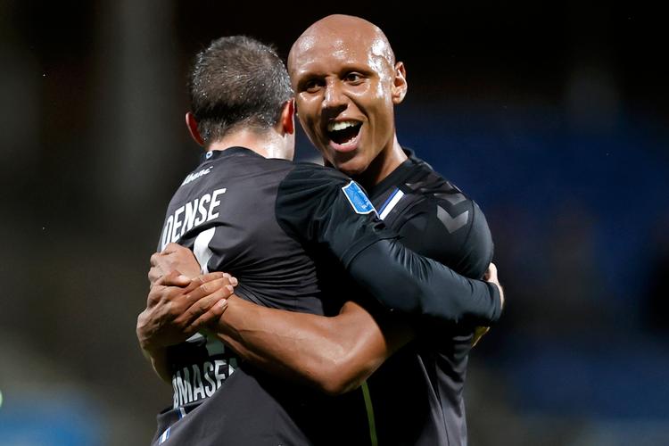Efter 11 Superligamål for AC Horsens og et enkelt for FC Midtjylland har 27-årige <AS>Simon Okosun (th.) også scoret for OB., og det er Jens Jakob Thomasen (tv.) glad for.   Foto: Jens Dresling/POLFOTO