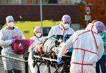 En patient med covid-19 transporteres til en helicopter for at blive fløjet på intensiv på Flevo Hospital i Tyskand, der i øjeblikket tager imod hollandske patienter. Foto: Piroschka Van De Wouw/Ritzau Scanpix
