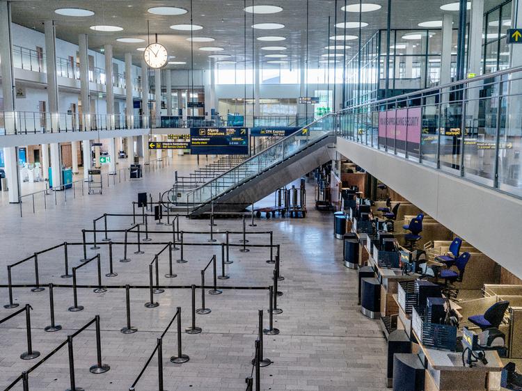 Stilhed og ingen mennesker i Københavns Lufthavn CPH, Kastrup. Foto: Mads Nissen/POLFOTO