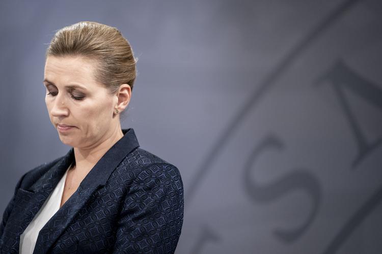 Statsminister Mette Frederiksen under pressemødet om corona i Spejlsalen i Statsministeriet fredag. Foto: Mads Claus Rasmussen/Ritzau Scanpix