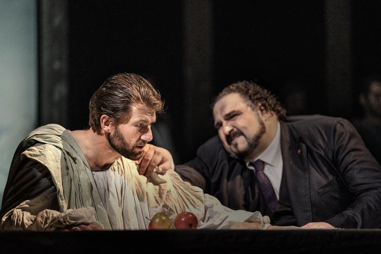 Jens Søndergaard er fremragende som den bedrageriske Paolo. I baggrunden Kiril Manolov som politikeren Simon Boccanegra. Foto: Camilla Winther