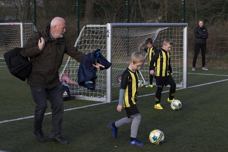 De yngste medlemmer af fodboldklubberne kan spille videre i den kommende tid, men hvis du er ældre end 21 år, så kommer det nye forsamlingsforbud til at gælde for dig. Foto: Finn Frandsen/POLFOTO