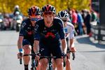Rohan Dennis leverede for anden dag i træk en imponerende præstation i bjergene med holdkammeraten Tao Geoghegan Hart (t.v.), der vandt etapen, og Jai Hindley, som erobrede førertrøjen, på hjul. Foto: Luca Bettini/Ritzau Scanpix