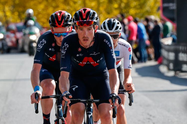 Rohan Dennis leverede for anden dag i træk en imponerende præstation i bjergene med holdkammeraten Tao Geoghegan Hart (t.v.), der vandt etapen, og Jai Hindley, som erobrede førertrøjen, på hjul. Foto: Luca Bettini/Ritzau Scanpix
