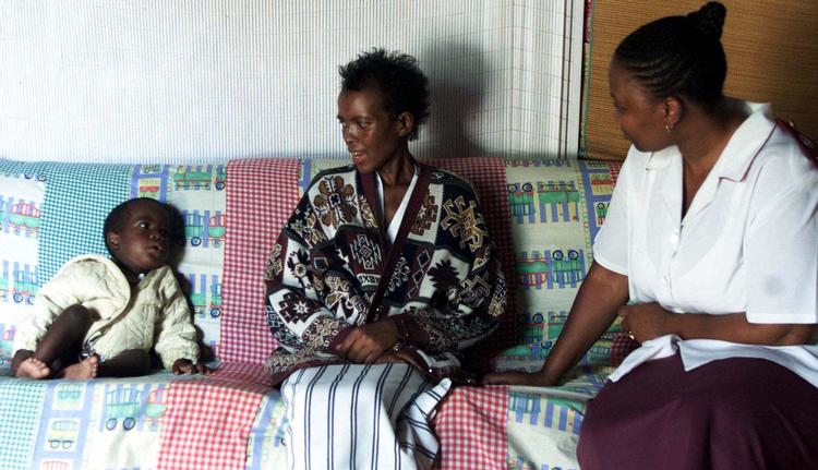  Den sydafrikanske sygeplejerske Cindi Mshiengu (th) tilser en aids-patient.    Foto: Obed Zilwa/Ritzau Scanpix