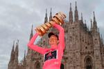 Tao Geoghegan Hart iført sin  førertrøje hæver trofæet som samlet vinder af Giro d'Italia. Foto: Luca Bettini/Ritzau Scanpix