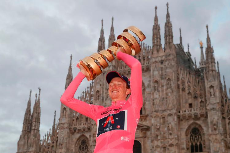 Tao Geoghegan Hart iført sin  førertrøje hæver trofæet som samlet vinder af Giro d'Italia. Foto: Luca Bettini/Ritzau Scanpix