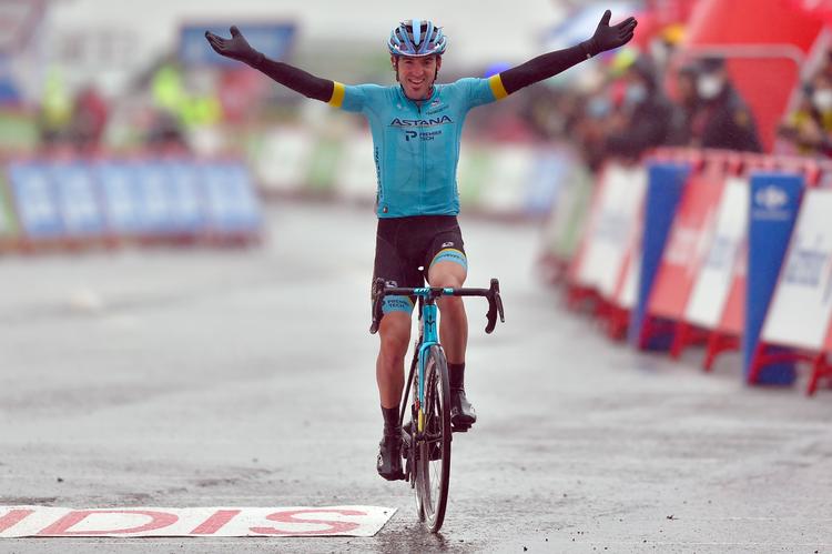 Spanieren Ion Izagirre har god tid til at juble efter at have kørt de sidste 3 km alene på Vueltaens 6. etape.
 Foto: Ander Gillenea/Ritzau Scanpix