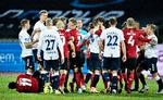 
Det var intenst og der blev gået til stålet i Aarhus, hvor FCK’eren Mohamed Daramy (nederst til venstre) var en af de første til at bide i græsset. 
 Foto: Henning Bagger/Ritzau Scanpix
