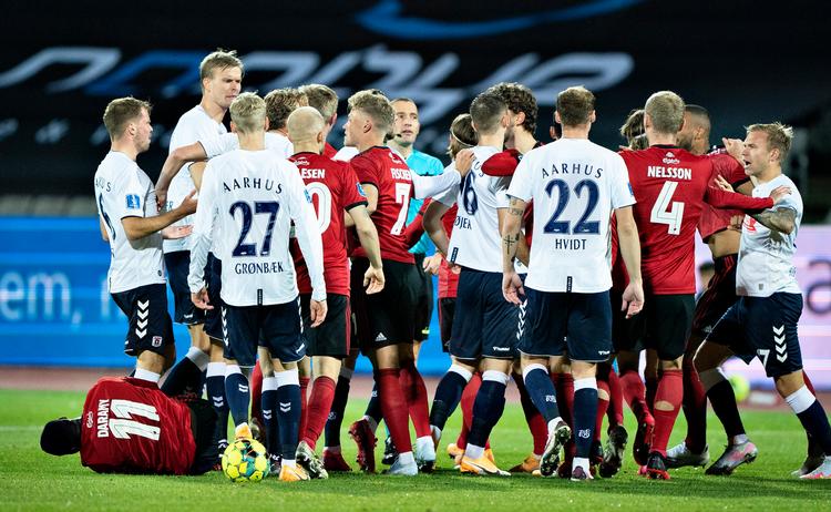 
Det var intenst og der blev gået til stålet i Aarhus, hvor FCK’eren Mohamed Daramy (nederst til venstre) var en af de første til at bide i græsset. 
 Foto: Henning Bagger/Ritzau Scanpix