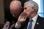 Coronavirus nærmer sig vicepræsident Mike Pence. Nu er fem personer i hans stab blevet smittet., herunder statschef Marc Short, der her ses på billedet med Pence. Også rådgiverne Zach Bauer samt Marty Obst er smittede, mens de ikke er sat navn på de sidste to smittede.   Foto: Drew Angerer/Ritzau Scanpix