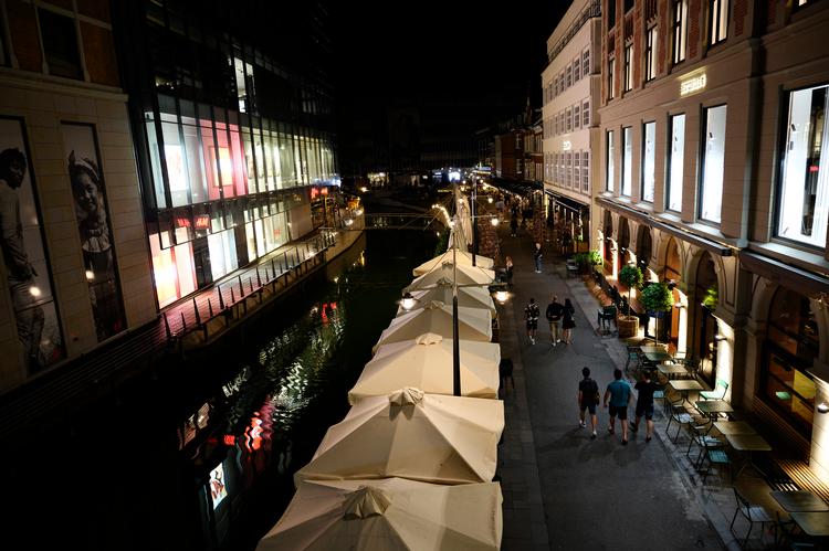 Restauranter, barer og cafeer skal lukke kl. 22 frem til 2. januar og der må ikke sælges alkohol i detailhandlen efter kl. 22. Det er blandt de restriktioner, der skal være med til at sænke smitten, der lige nu præger Danmark. Foto: Philip Davali/Philip Davali