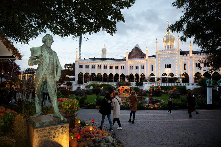 I de vilde forlystelser har Tivoli længe udleveret mundbind, som gæsterne skal have på. Fra mandag gælder det også visse indendørs forlystelser, for eksempel Den Flyvende Kuffert Foto: Thomas Borberg/POLFOTO
