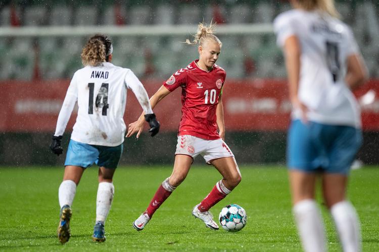 Pernille Harder (til højre) havde en travl aften i regnvejrsmødet med Israel i Viborg. Og endnu engang reddede Europas bedste kvindelig fodboldspiller sig et 10-tal på Politikens karakterskala. Foto: Bo Amstrup/Ritzau Scanpix