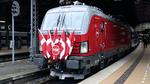 DSB lancerede mandag formiddag sit nye præmie-lokomotiv, Siemens Vectron, der på jomfrurejsen var pyntet efter alle kunstens regler.   Foto: Jesper Houborg/POLFOTO