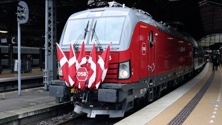 DSB lancerede mandag formiddag sit nye præmie-lokomotiv, Siemens Vectron, der på jomfrurejsen var pyntet efter alle kunstens regler.   Foto: Jesper Houborg/POLFOTO
