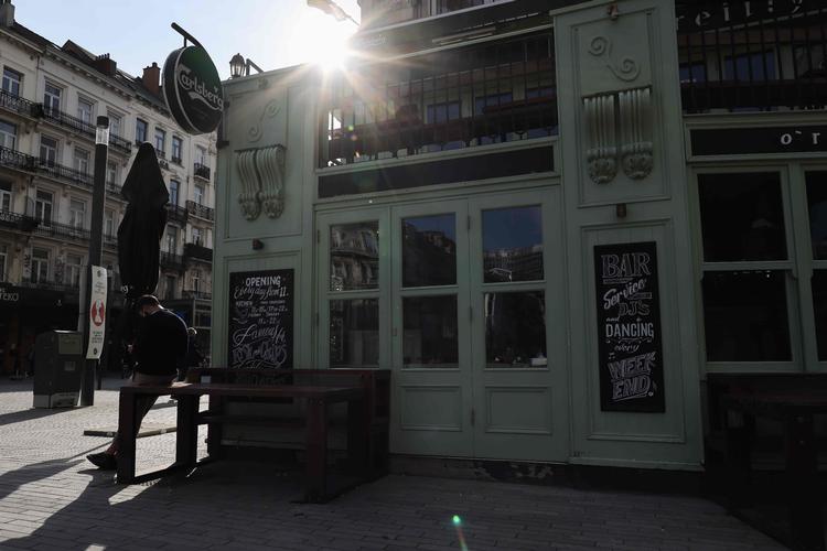 En lukket restaurant i Bruxelles, der som resten af landet må tage hårde midler i brug for at få bugt med spredningen af coronavirus.  Foto: Kenzo Tribouillard/Ritzau Scanpix
