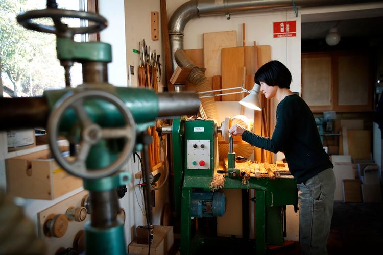 Akiko Kuwahata er snedker og designer i træ, og sammen med sin mand har hun et firma, hvor de laver møbler og andre ting til hjemmet. Her arbejder hun i sit værksted i Kokkedal.   Foto: Jens Dresling/POLFOTO
