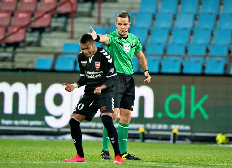 Efter et VAR-tjek fik dommer Morten Krogh besked om, at der alligevel ikke var offside i opspillet, og så kunne Allan Sousa for anden gang juble over at have udlignet til 1-1 for Vejle. Foto: Henning Bagger/Ritzau Scanpix