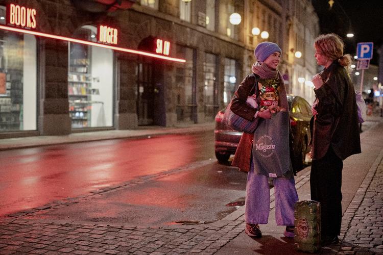 Mandag klokken 22 trådte det nye forbud mod salg af alkohol i kraft. Liv Dreyer og Katla Kvist var nogen af dem, der skulle nå at købe øl mens tid var.  De tror forbuddet vil begrænse spontane fester, men planlægger at lave et lager. Foto: Valdemar Ren/POLFOTO