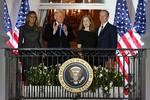 Amy Coney Barrett viste sig efter udnævnelsen på balkonen i Det Hvide Hus sammen med præsident Donald Trump og deres respektive ægtefæller. Foto: Jonathan Ernst/Ritzau Scanpix