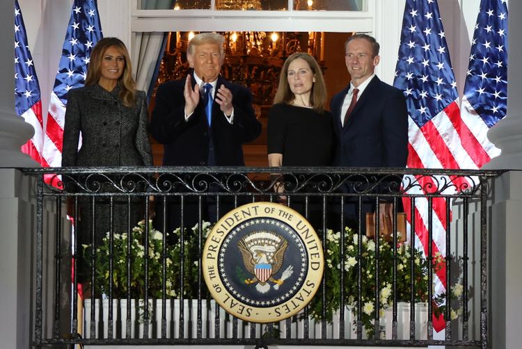 Amy Coney Barrett viste sig efter udnævnelsen på balkonen i Det Hvide Hus sammen med præsident Donald Trump og deres respektive ægtefæller. Foto: Jonathan Ernst/Ritzau Scanpix