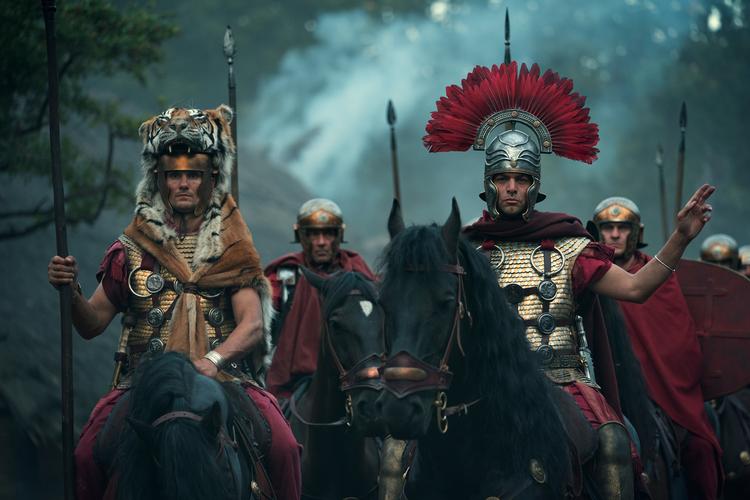 Med fjerbuske i hjelmene skildres romerne som selvfede besættelsesherrer med rænkesmedende mentalitet. 