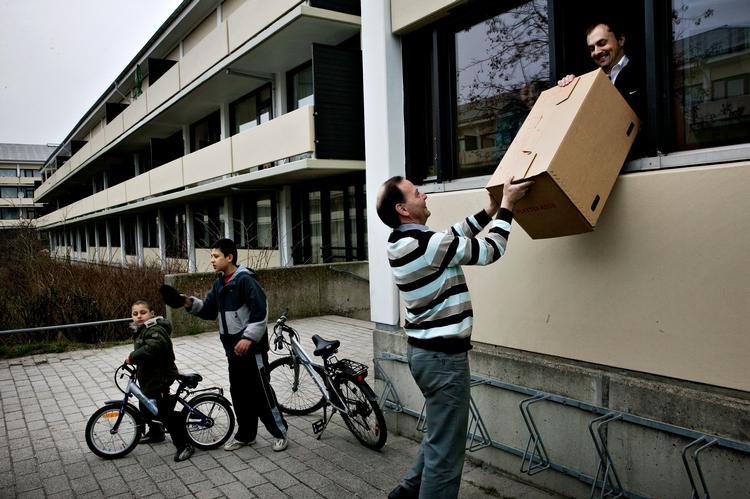 Michael Ziegler peger på koncentrerede boligområder som en af forklaringerne på kommunes høje smittetilfælde. Her ses borgmesteren i vinduet. Foto: Martin Lehmann/POLFOTO