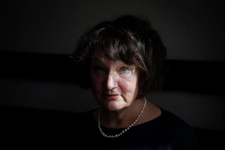 Den 59-årige svensktalende finske forfatter Monika Fagerholm debuterede med novellesamlingen 'Sham' i 1987. Samme år som hun færdiggjorde en kandidat i psykologi og litteratur fra Helsinki Universitet. Siden har hun udgivet syv bøger, der har indbragt hende en række priser, blandt andet Det Svenske Akademis nordiske pris, også kendt som 'den lille nobelpris'.     Foto: 10070 Jessica Gow/tt/Ritzau Scanpix