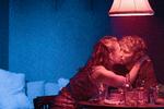 Kristine Kujath Thorp og Mads Reuther spiller hovedrollerne i DR3 serien 'Noget om Emma', men man kommer ikke ind under huden på deres forelskelse. Den strejfes blot. Foto: David Bauer/Drive Studios. 