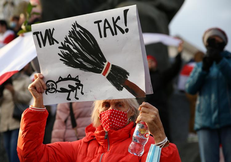 Tik-tak. Uret tikker ned for  Hvideruslands diktator, Aleksandr Lukasjenko, mente (også) denne demonstrant ved søndagens store demonstration i Minsk. Foto: Belapan/Ritzau Scanpix