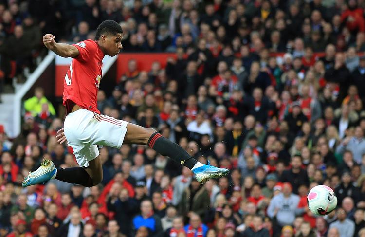  Marcus Rashford får også tid til at spille fodbold.  I aften møder United RB Leipzig i Champions League. Foto: Jon Super/Ritzau Scanpix