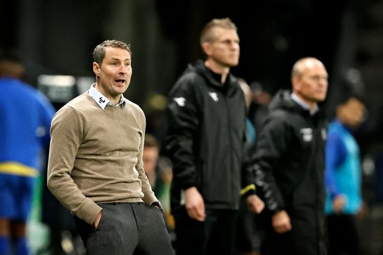 FC Midtjyllands cheftræner Brian Priske (tv.) fik hevet en sejr i land over Brøndby, men der venter en noget større opgave tirsdag aften i Liverpool.  Foto: Jens Dresling/POLFOTO