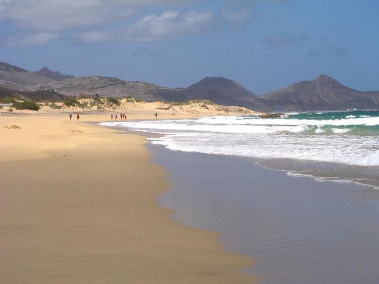 Den portugisiske ø Porto Santo ligger cirka 42 kilometer nordøst for Madeira i Nordatlanten. Udover strande som denne, kommer folk blandt andet også for at spille golf. Foto: Joao Maximo/Flickr Creative Commons