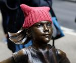  I 2017 marcherede kvinder i gaderne i USA med lyserøde pussy-huer, som protest mod blandt andet Donald Trumps udsagn: Grab'em by the pussy.  Foto: Mark Lennihan/Ritzau Scanpix