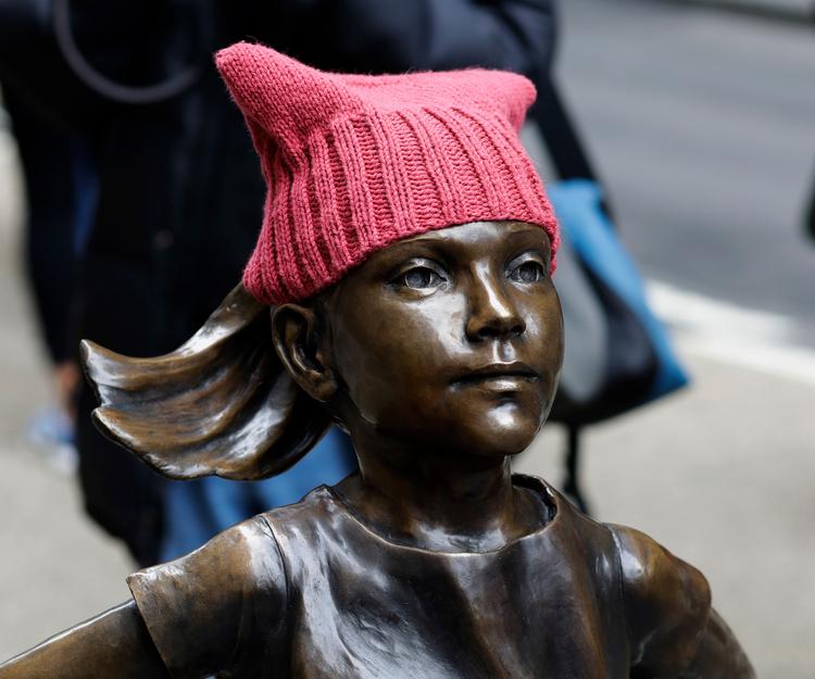  I 2017 marcherede kvinder i gaderne i USA med lyserøde pussy-huer, som protest mod blandt andet Donald Trumps udsagn: Grab'em by the pussy.  Foto: Mark Lennihan/Ritzau Scanpix