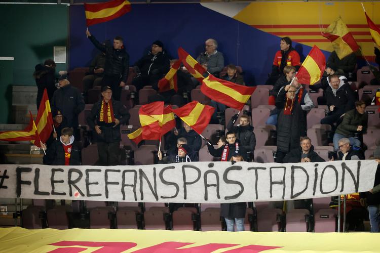 Fodboldfans og -klubber har gang på gang forsøgt at presse regeringen til at tillade flere fans på lægterne. Divionsforeningen advarer om, at det kan koste klubberne samlet 850 millioner kroner. Foto: Jens Dresling/POLFOTO