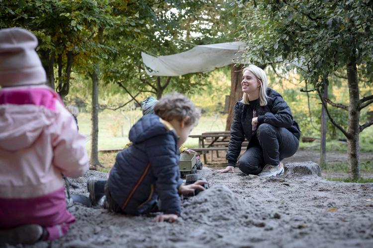 Selv om Cecilie Trebbien kun har været uddannet i lidt over et år har hun allerede meget ansvar. Foto: Marius Renner/POLFOTO