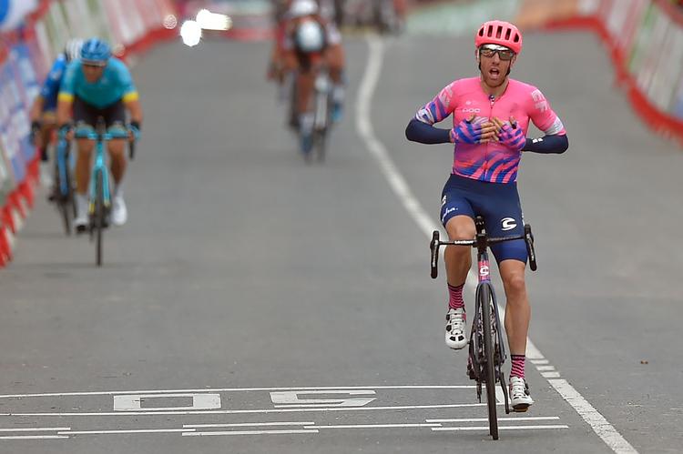 Michael Woods krydser stregen som sikker vinder af 7. etape, mens Omar Fraile og Alejandro Valverden bagude dyster om andenpladsen.
 Foto: Ander Gillenea/Ritzau Scanpix