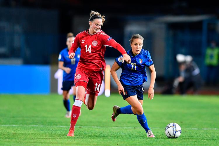 Danmarks første mål mod Italien blev scoret direkte på hjørnespark af Nicoline Sorensen (tv.). Foto: Lm/lisa Guglielmi / Ipa/Ritzau Scanpix