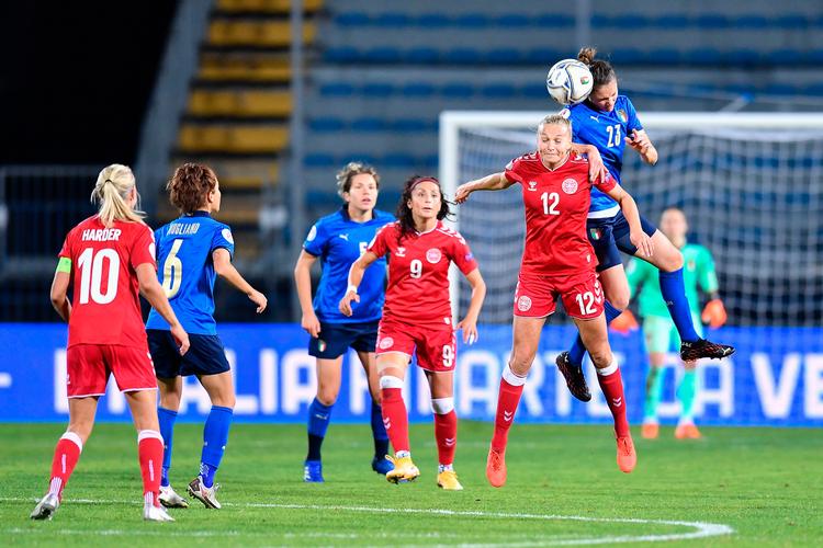 nadia Nadim (stående i midten) leverede en komplet indsats, da kvalifikationen til EM-slutrunden blev fuldbyrdet. Foto: Lm/lisa Guglielmi / Ipa/Ritzau Scanpix