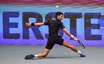 Det store finalenederlag ved French Open forsøger Novak Djokovic denne uge at vaske væk ved at deltage i Wien, hvor han her akrobatisk returnerer bolden mod sin landsmand Filip Krajinovic.  Foto: Joe Klamar/Ritzau Scanpix