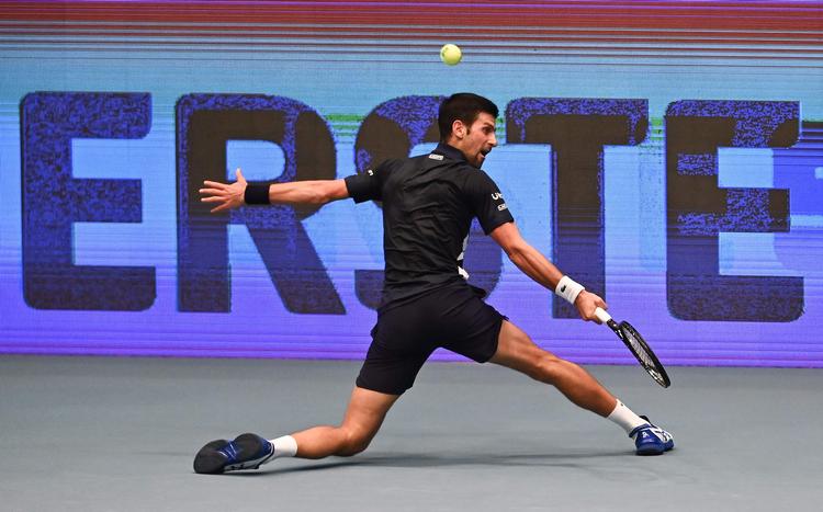 Det store finalenederlag ved French Open forsøger Novak Djokovic denne uge at vaske væk ved at deltage i Wien, hvor han her akrobatisk returnerer bolden mod sin landsmand Filip Krajinovic.  Foto: Joe Klamar/Ritzau Scanpix