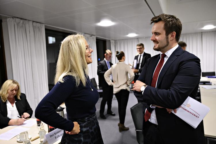 Erhvervsminister Simon Kollerup (S) og de konservatives Birgitte Bergman  i snak umiddelbart før Regeringen og aftalepartierne sent i aftes præsenterede en aftale om corona-kompensation til erhvervs- og kulturlivet. Foto: Philip Davali/Ritzau Scanpix
