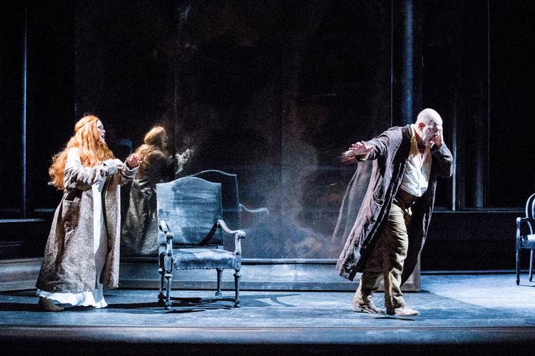 Sammen med barytonen Jaco Venter som Rigoletto leverede Clara Thomsen de vokale oplevelser på Gamle Scene i tirsdags. Så må man bære over med den røde paryk.  Foto: Anders Bach