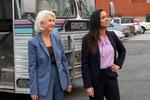 Sarah Cooper og Helen Mirren medvirker begge i en sketch i Sarah Coopers nye Netflix-show. Det skulle de have ladet være med. Foto: Netflix