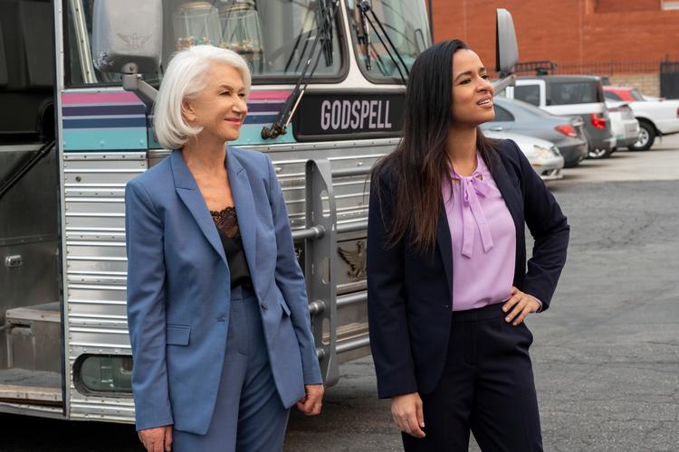 Sarah Cooper og Helen Mirren medvirker begge i en sketch i Sarah Coopers nye Netflix-show. Det skulle de have ladet være med. Foto: Netflix